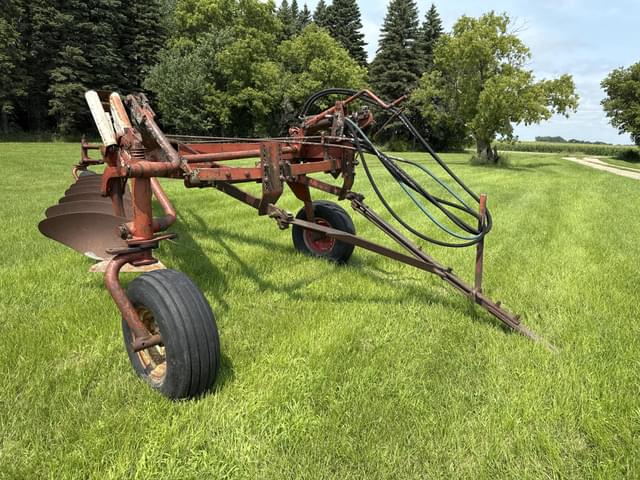Image of International Harvester 700 equipment image 2