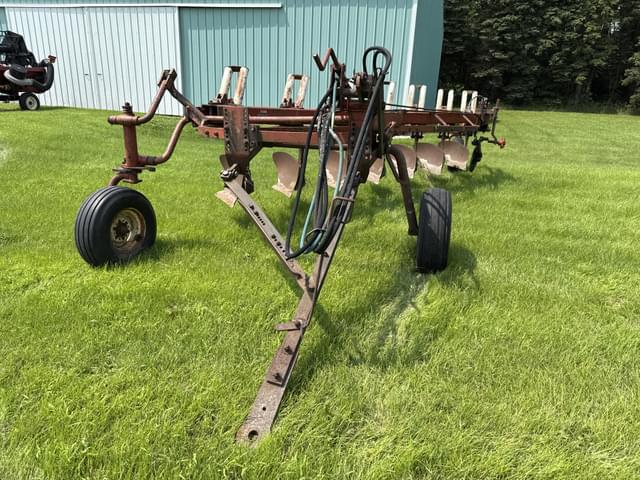 Image of International Harvester 700 equipment image 1