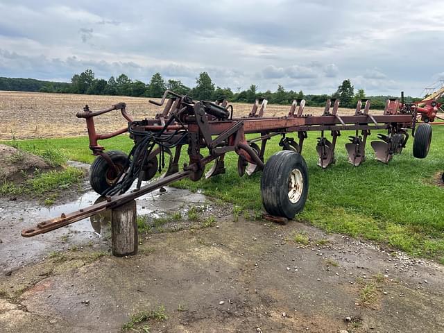 Image of International Harvester 700 equipment image 1