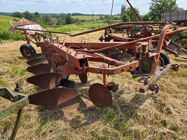 Image of International Harvester 700 equipment image 1