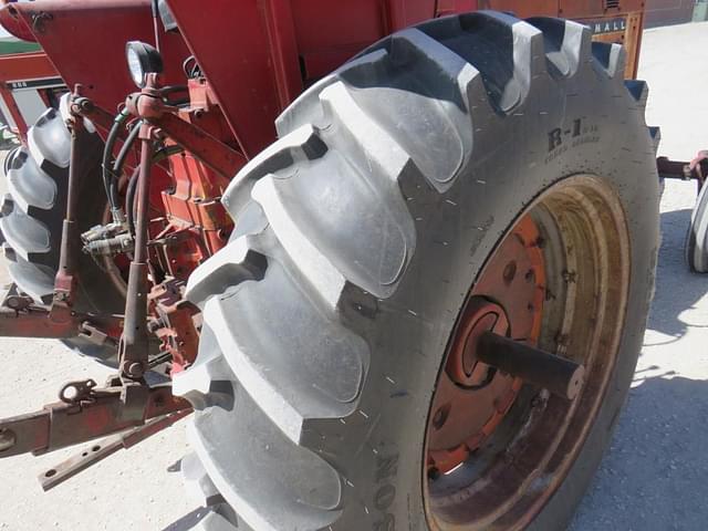 Image of International Harvester 706 equipment image 4
