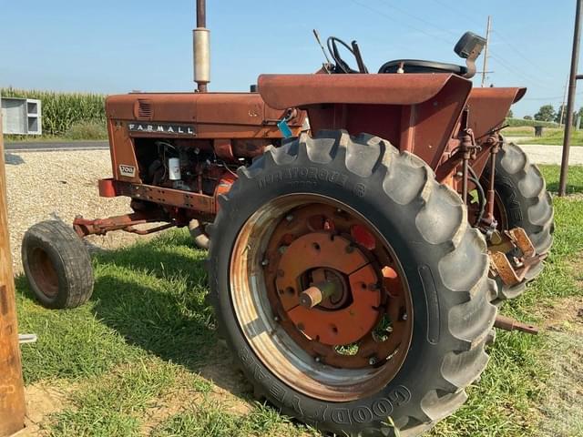 Image of Farmall 706 equipment image 2