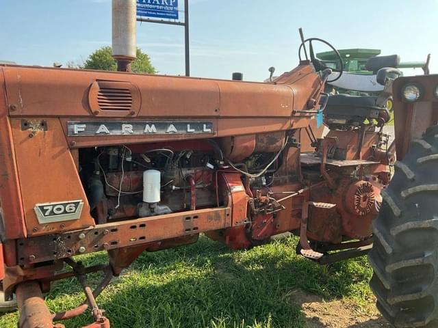 Image of Farmall 706 equipment image 1