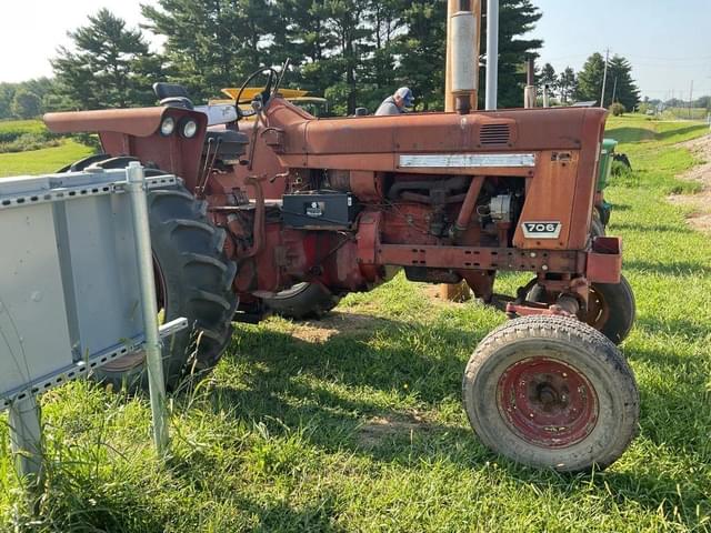 Image of Farmall 706 equipment image 4