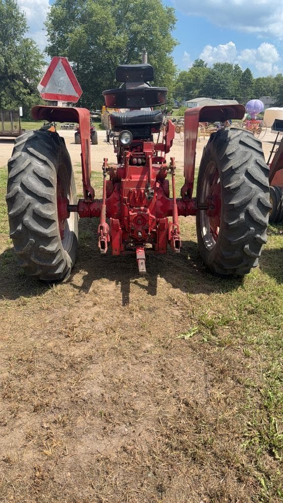 Image of International Harvester 706 equipment image 3