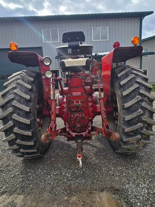 Image of Farmall 706 equipment image 2