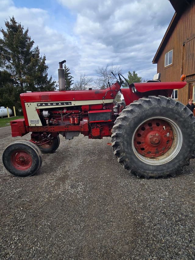 Image of Farmall 706 equipment image 1