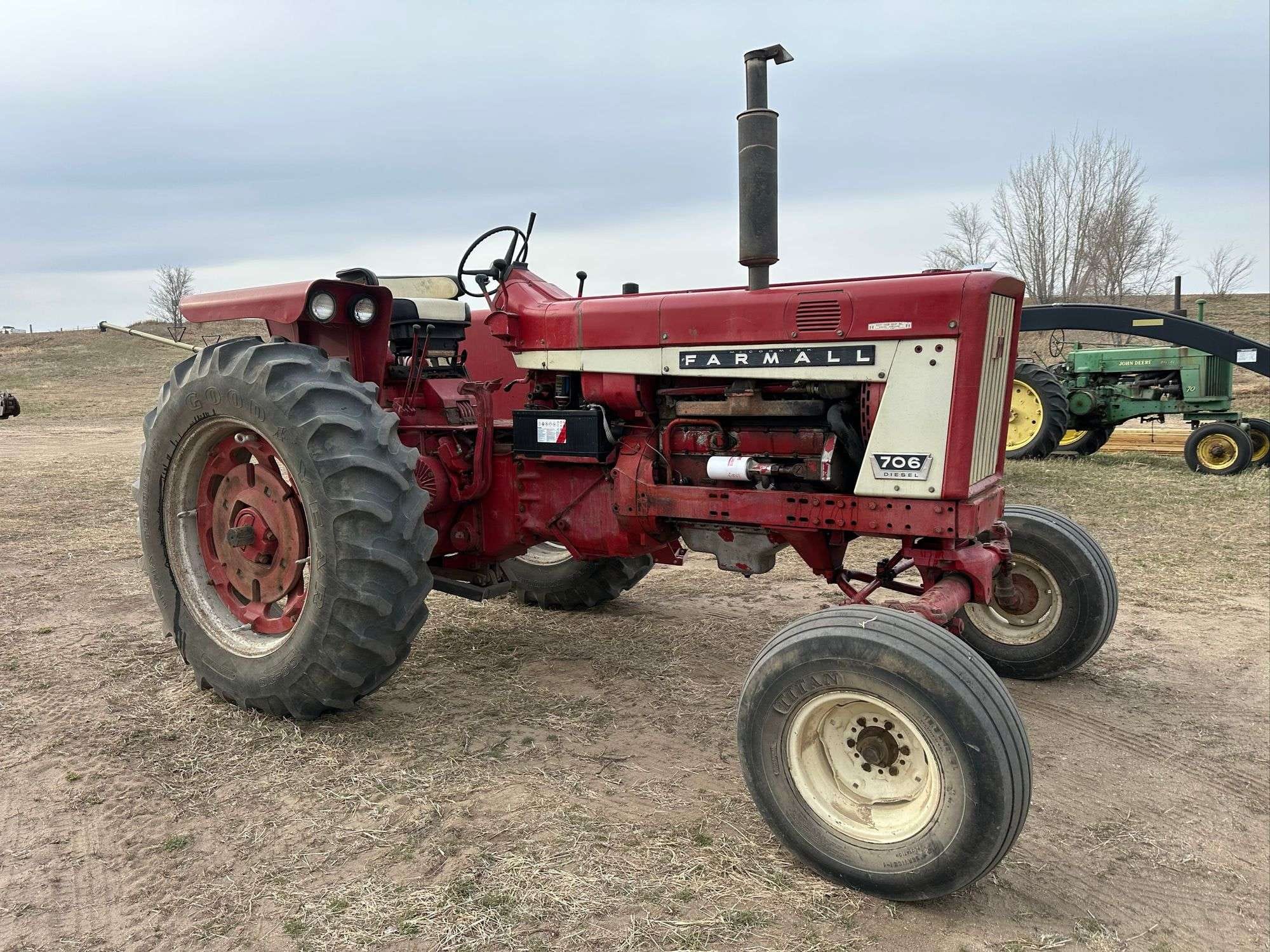 1967 International Harvester 706 Equipment Image0