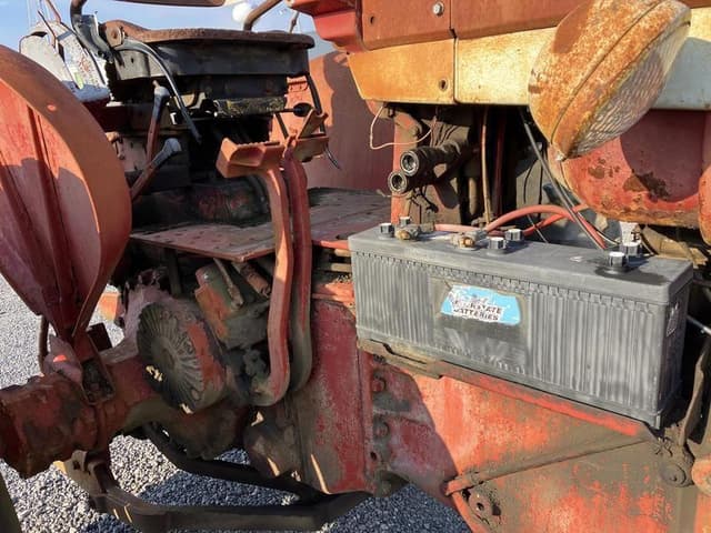 Image of Farmall 706 equipment image 4