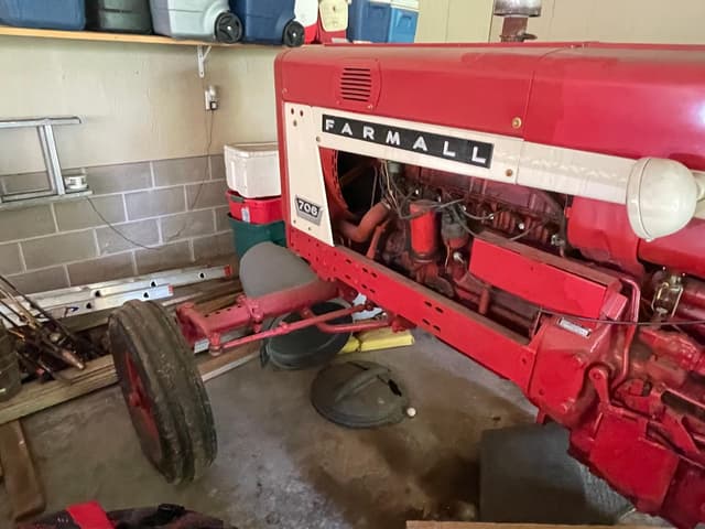 Image of Farmall 706 equipment image 4