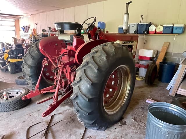 Image of Farmall 706 equipment image 1