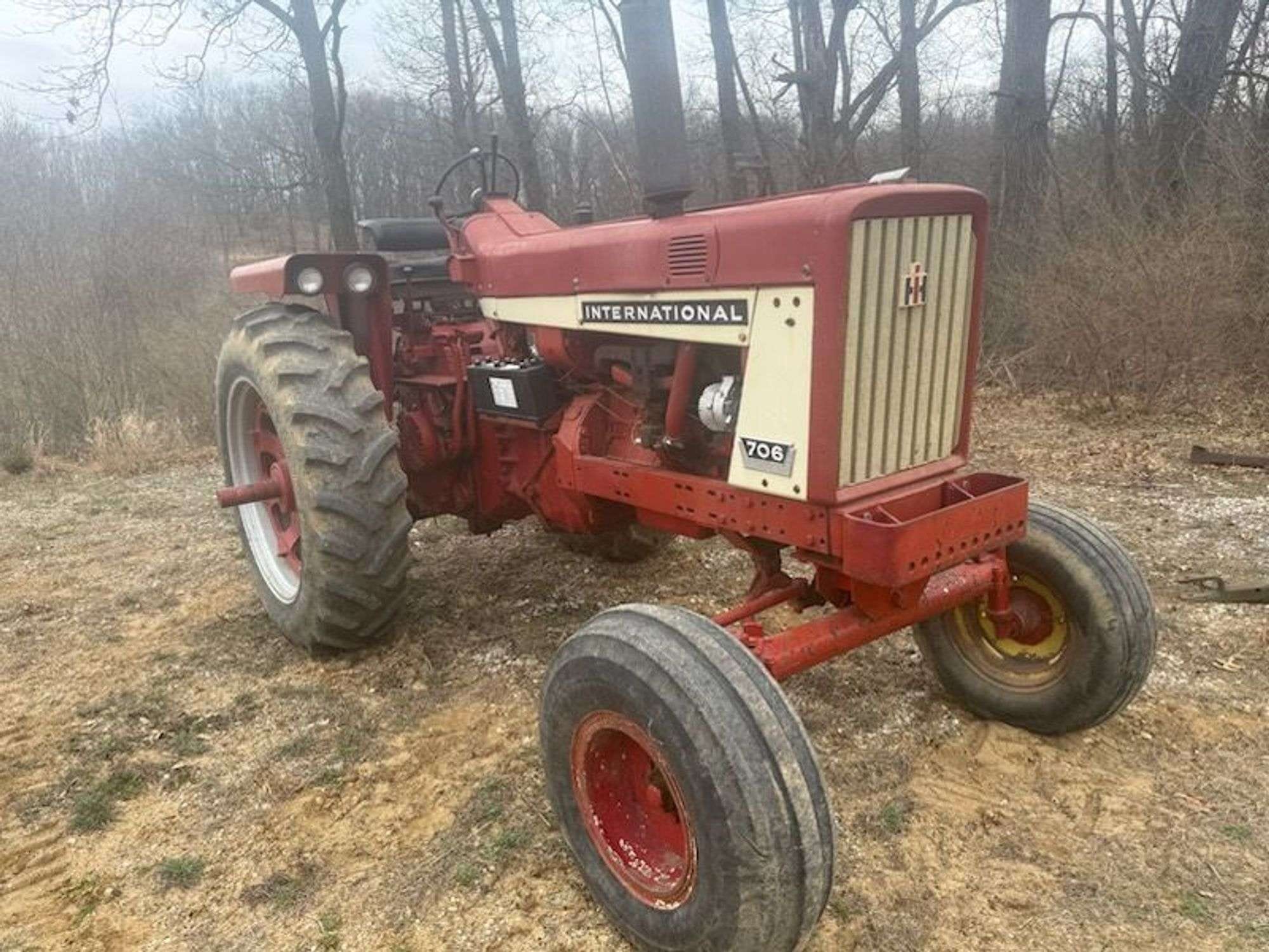 International Harvester 706 Equipment Image0