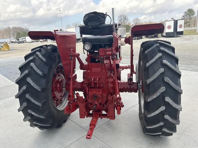 Image of Farmall 706 equipment image 4