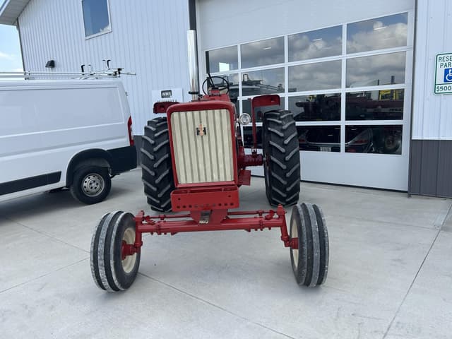 Image of Farmall 706 equipment image 1
