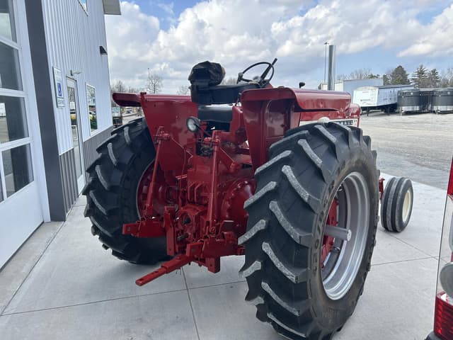 Image of Farmall 706 equipment image 3