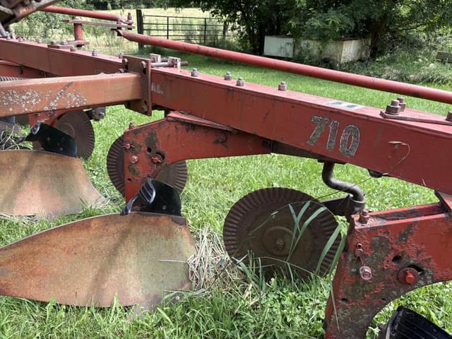 Image of International Harvester 710 equipment image 4