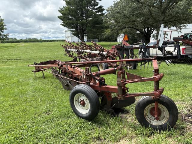 Image of International Harvester 710 equipment image 2