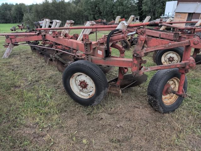 Image of International Harvester 710 equipment image 4