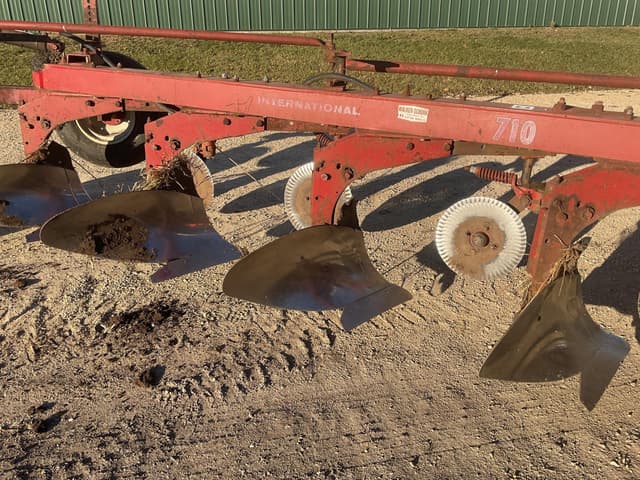 Image of International Harvester 710 equipment image 2