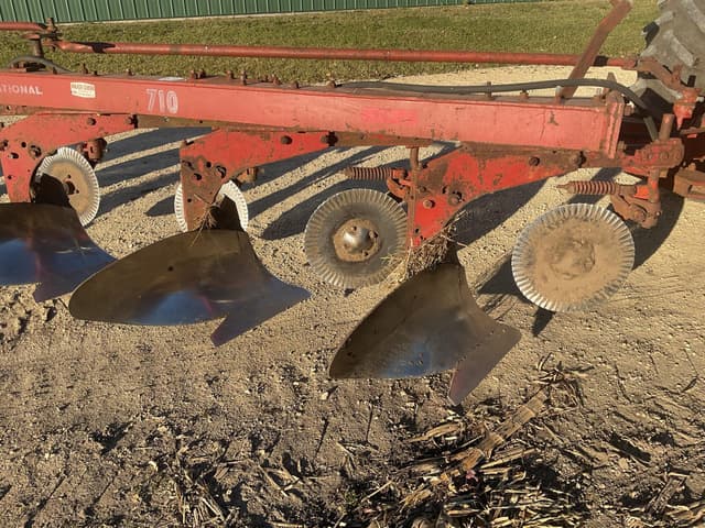 Image of International Harvester 710 equipment image 1