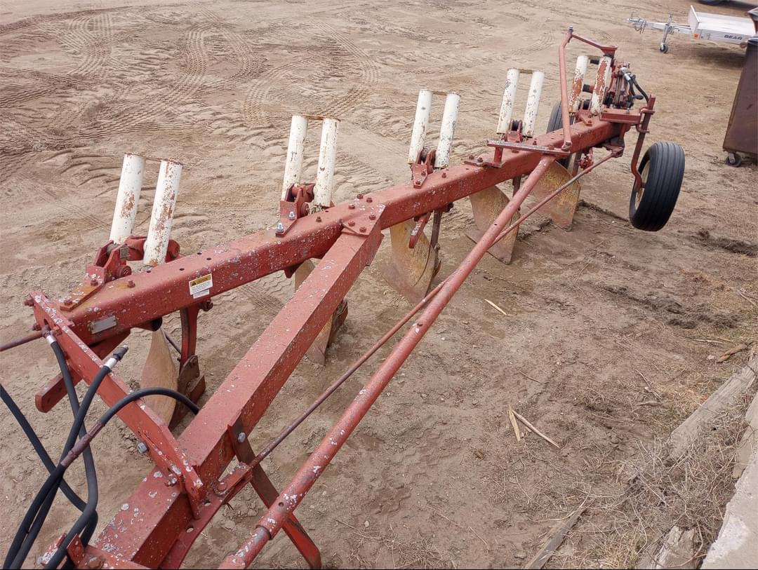 Image of International Harvester 710 Image 1