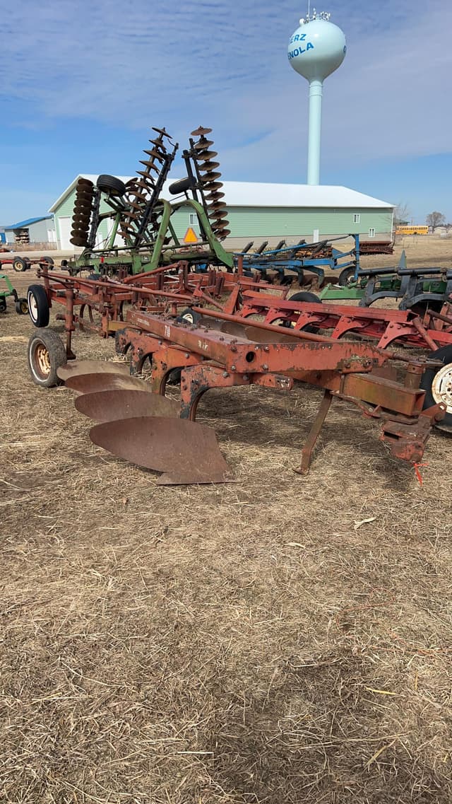 Image of International Harvester 710 equipment image 2