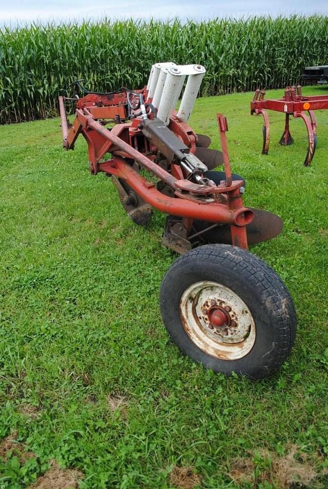 Image of International Harvester 710 equipment image 4