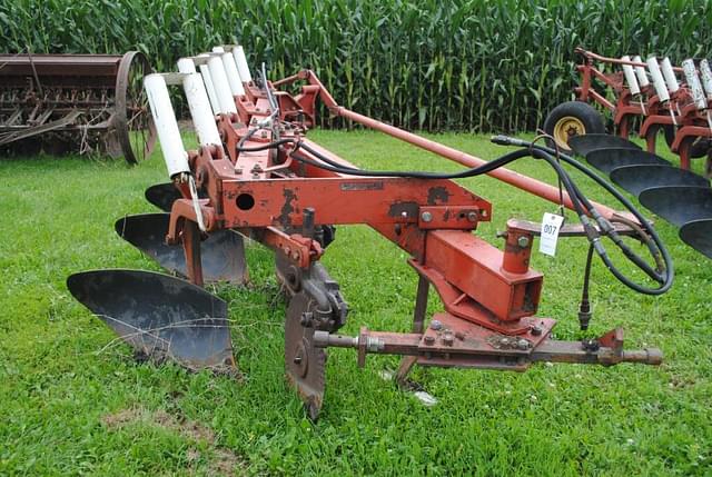 Image of International Harvester 710 equipment image 1