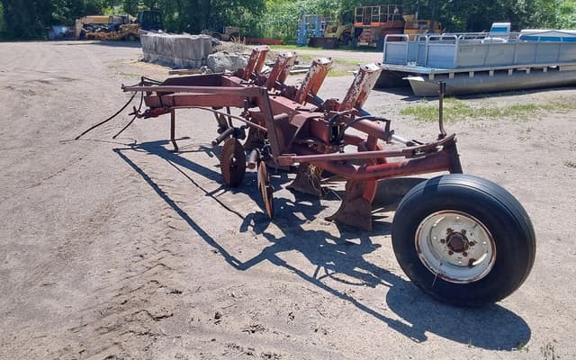 Image of International Harvester 710 equipment image 3