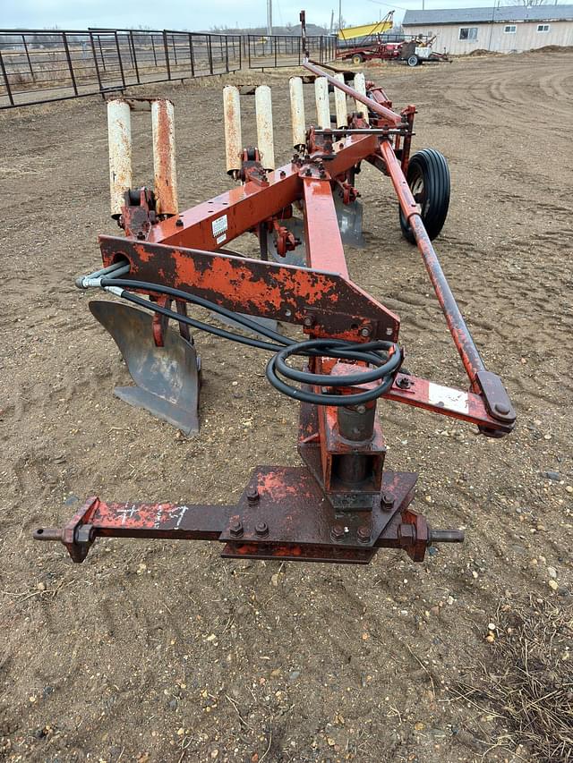 Image of International Harvester 710 equipment image 1