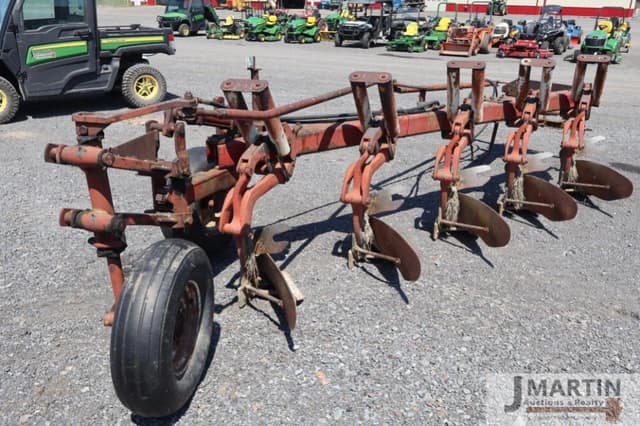 Image of International Harvester 710 equipment image 2