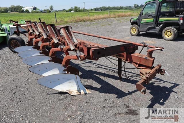 Image of International Harvester 710 equipment image 1