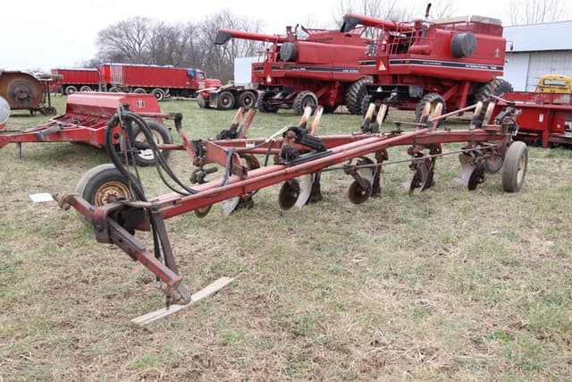 Image of International Harvester 710 equipment image 1