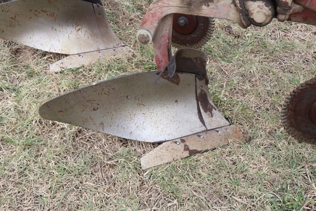 Image of International Harvester 710 equipment image 3