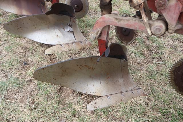 Image of International Harvester 710 equipment image 4