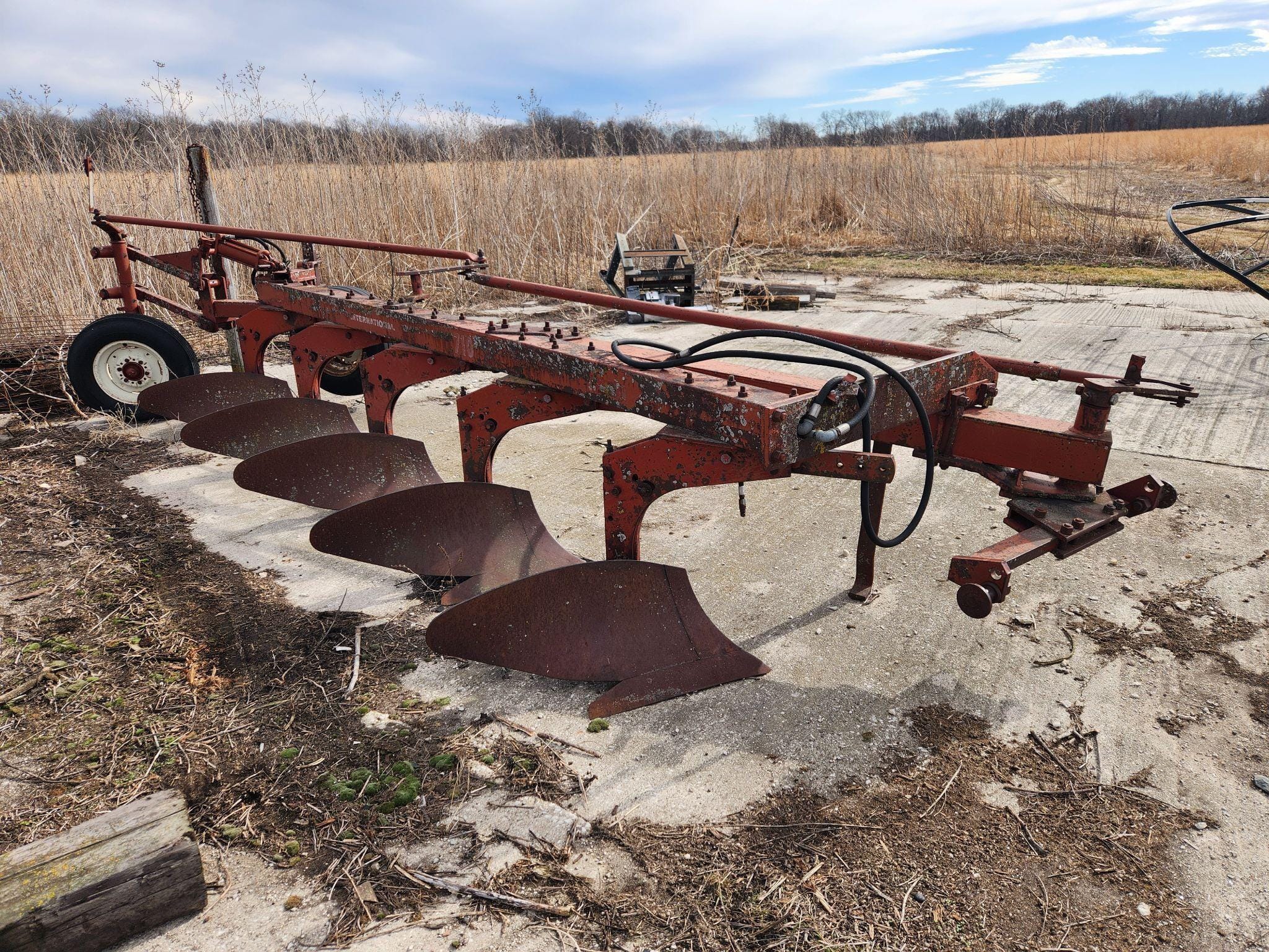 Main image International Harvester 710