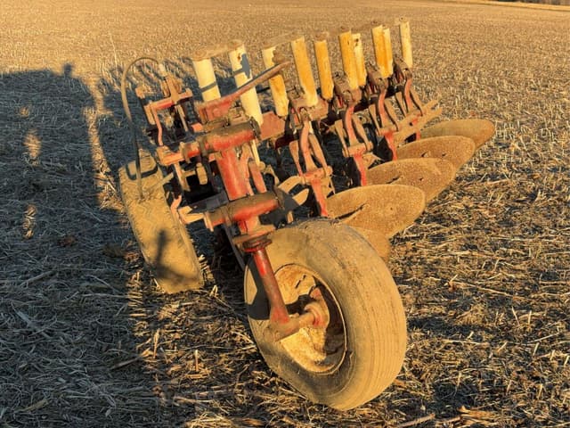 Image of International Harvester 710 equipment image 2