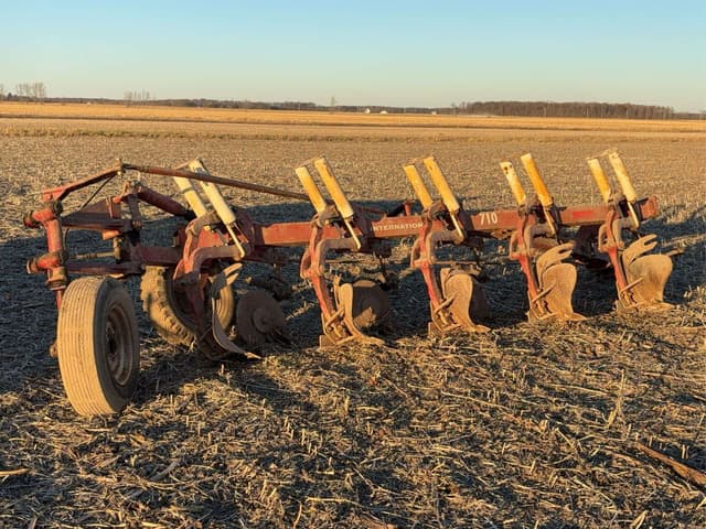 Image of International Harvester 710 equipment image 1