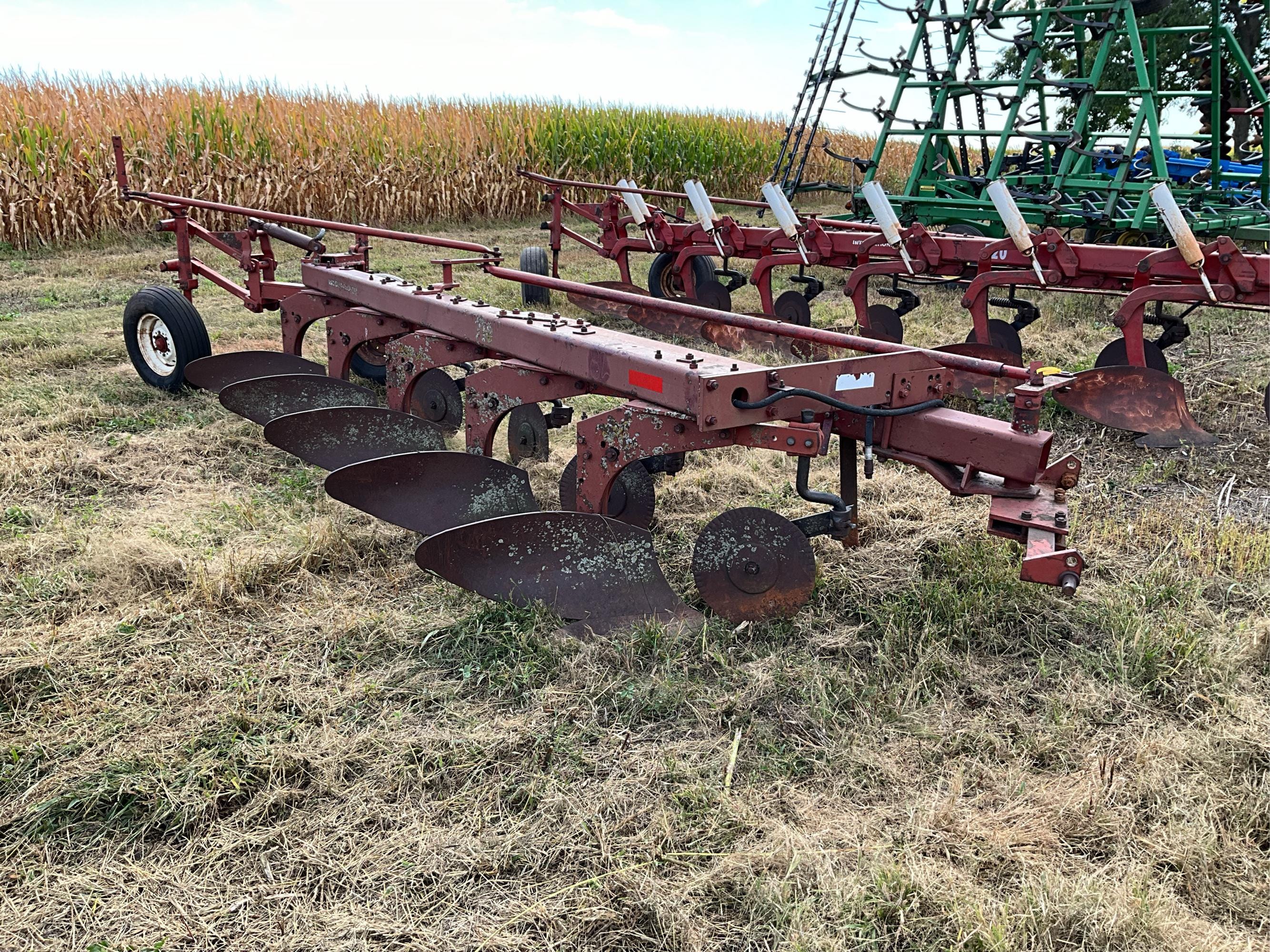 Main image International Harvester 710