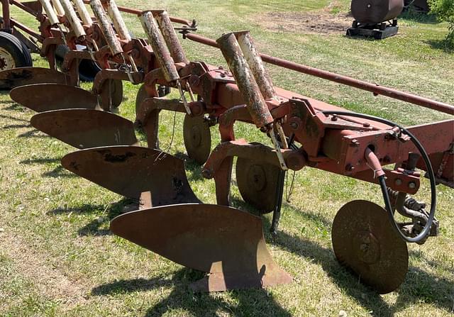 Image of International Harvester 710 equipment image 3