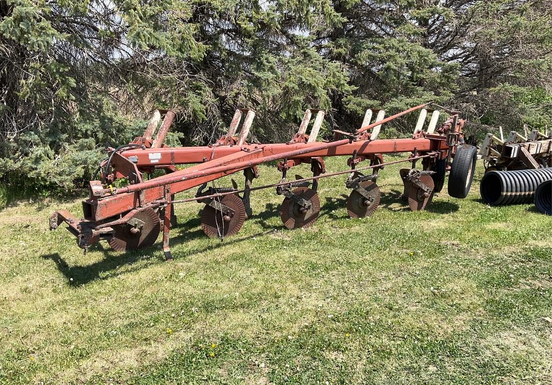 Image of International Harvester 710 Primary image