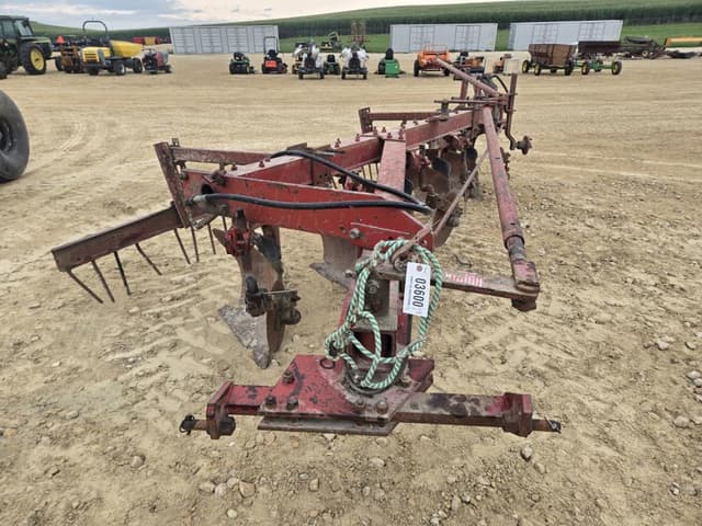 Image of International Harvester 710 equipment image 1
