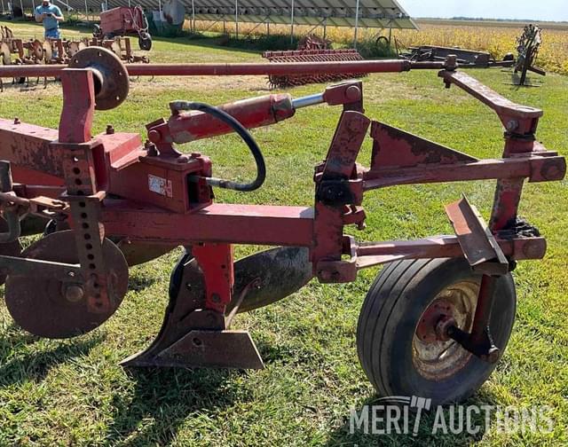 Image of International Harvester 710 equipment image 4