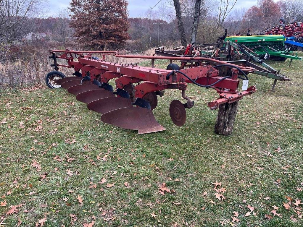 International Harvester 710 Equipment Image0