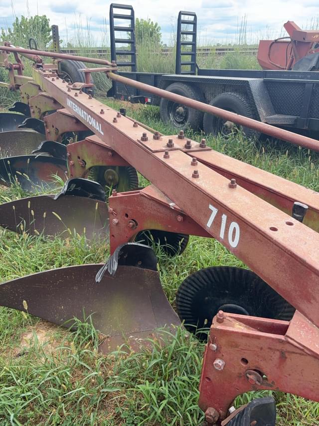 Image of International Harvester 710 equipment image 3