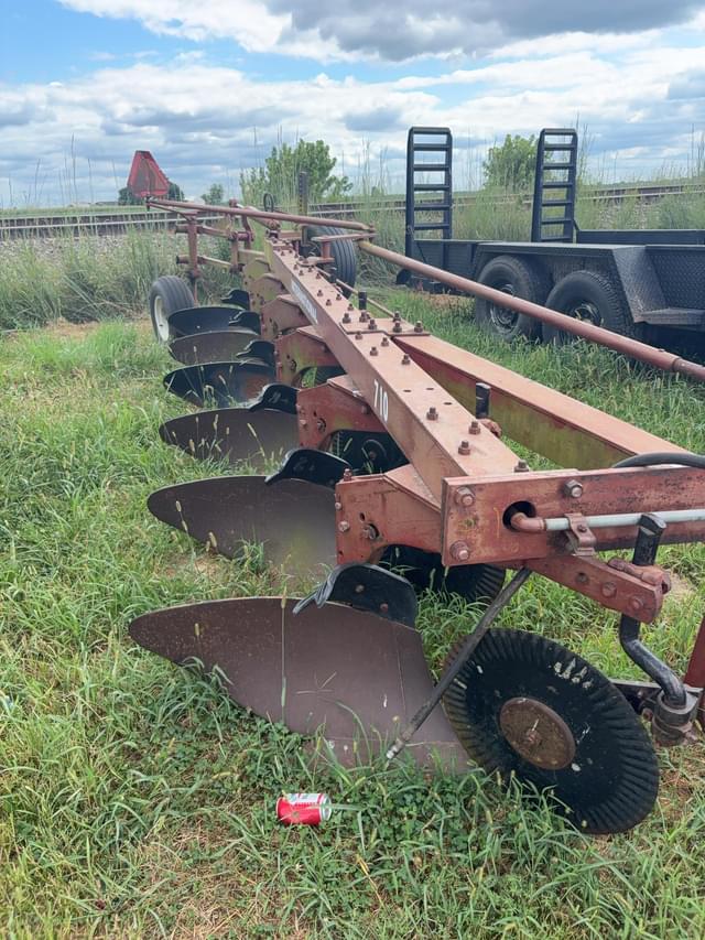 Image of International Harvester 710 equipment image 1