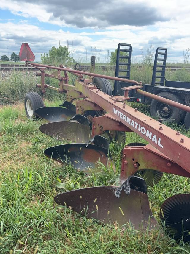 Image of International Harvester 710 equipment image 4