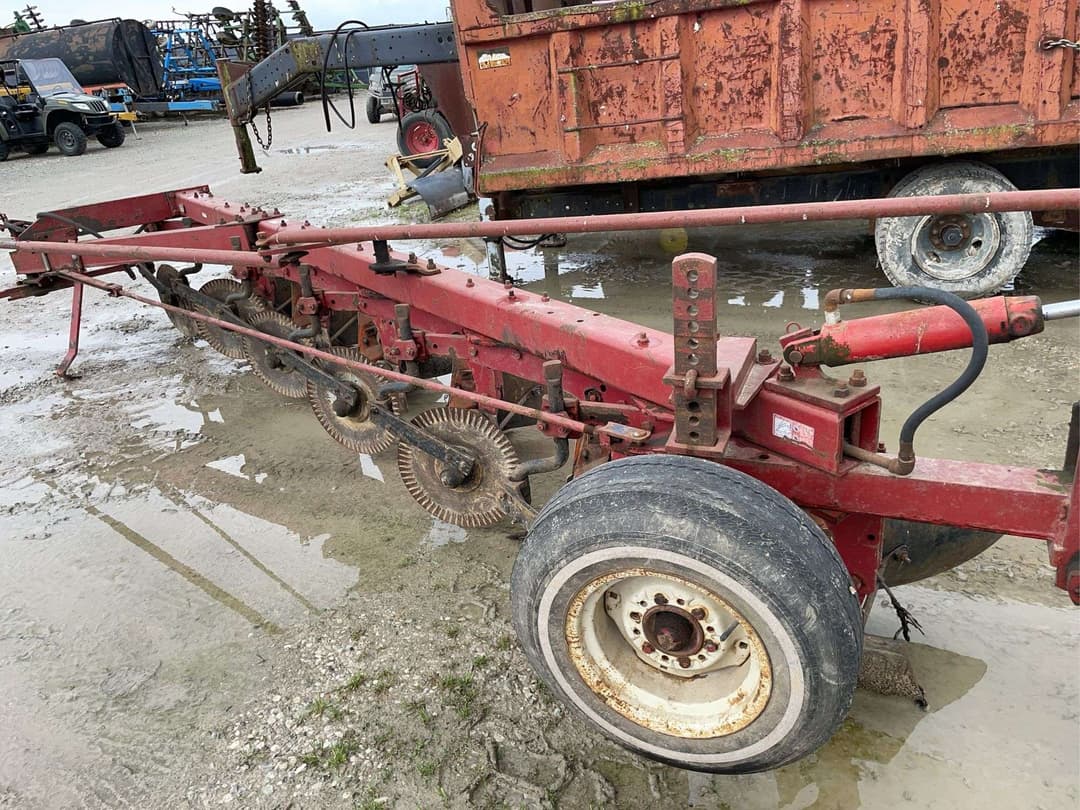 Image of International Harvester 710 Image 1