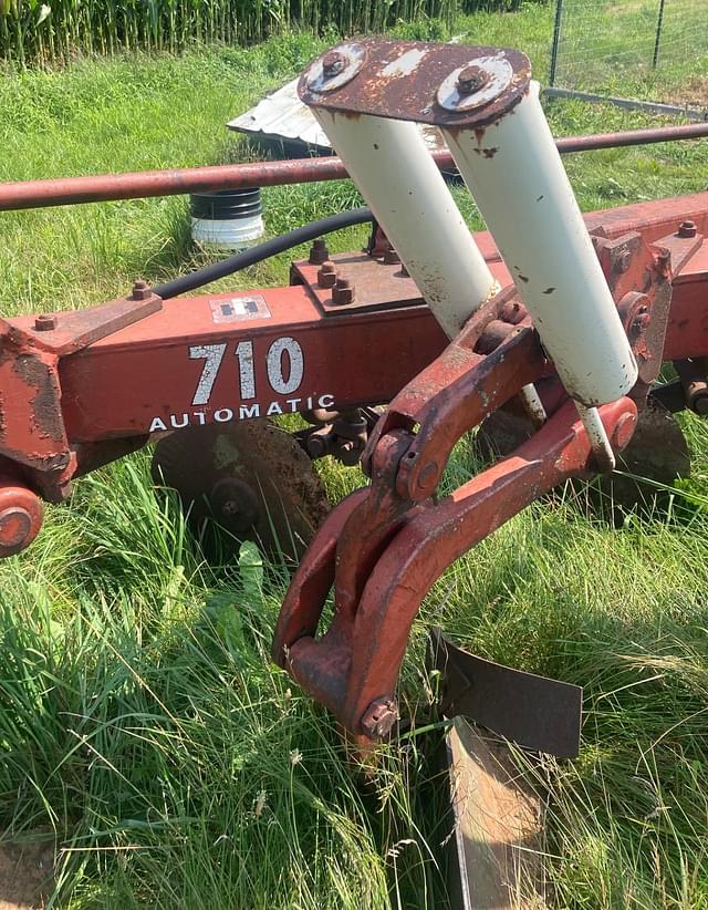 Image of International Harvester 710 equipment image 1