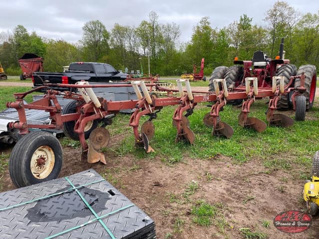 Image of International Harvester 710 equipment image 2